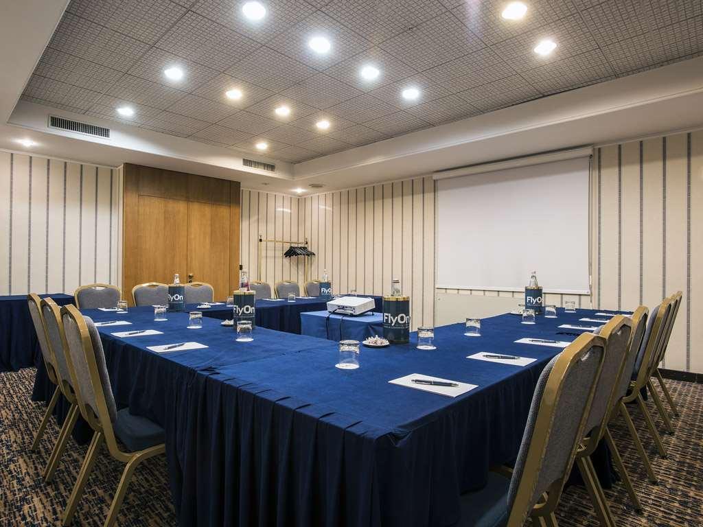 Flyon Hotel & Conference Center Bolonia Facilidades foto Meeting room