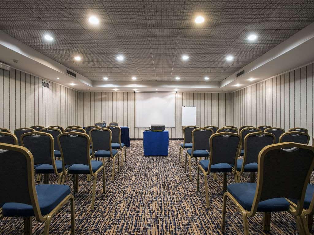 Flyon Hotel & Conference Center Bolonia Facilidades foto A meeting room in Belgrade