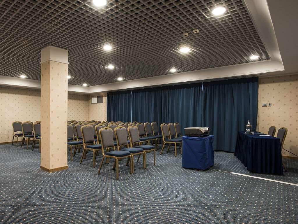 Flyon Hotel & Conference Center Bolonia Facilidades foto The conference hall