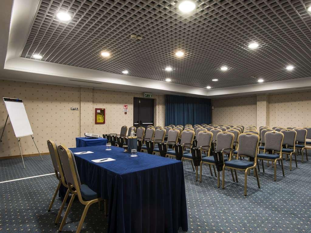 Flyon Hotel & Conference Center Bolonia Facilidades foto The conference hall