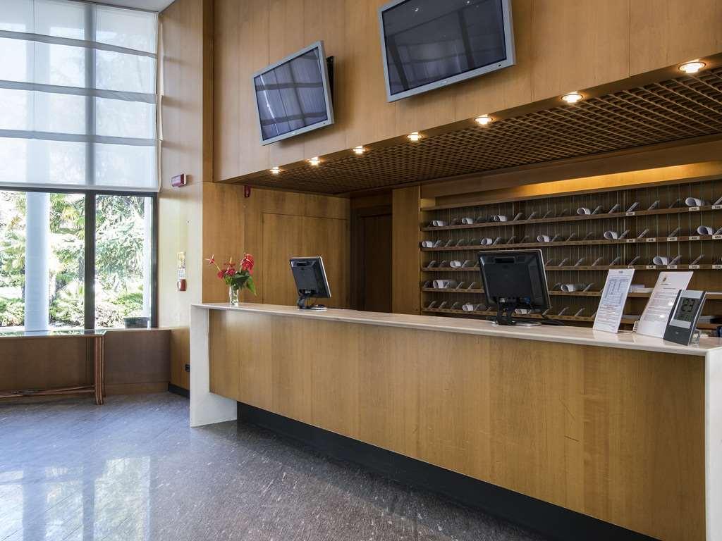 Flyon Hotel & Conference Center Bolonia Exterior foto Reception desk