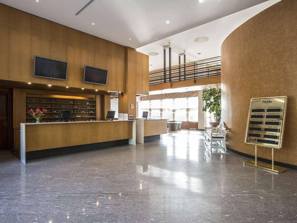 Flyon Hotel & Conference Center Bolonia Exterior foto Reception area