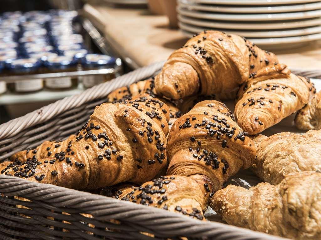 Flyon Hotel & Conference Center Bolonia Restaurante foto Croissants with chocolate