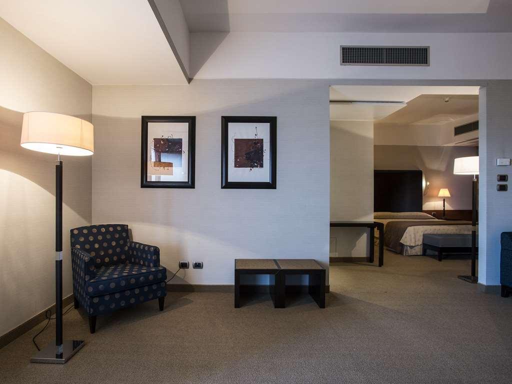 Flyon Hotel & Conference Center Bolonia Habitación foto Room interior