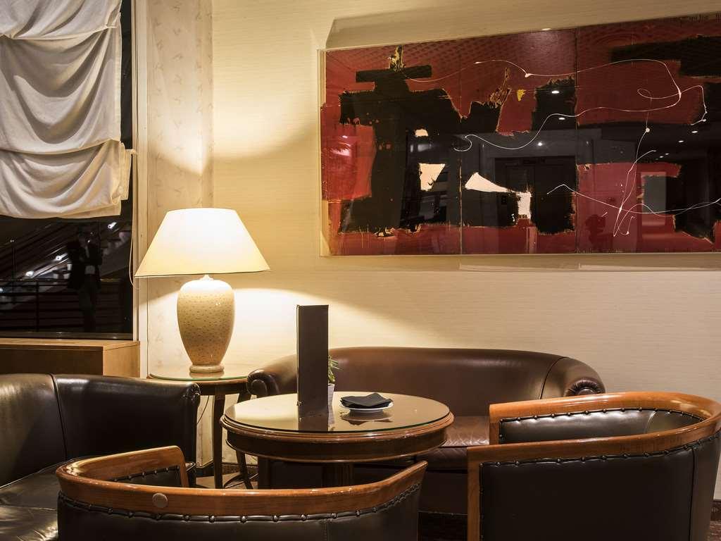 Flyon Hotel & Conference Center Bolonia Restaurante foto The interior of the hotel