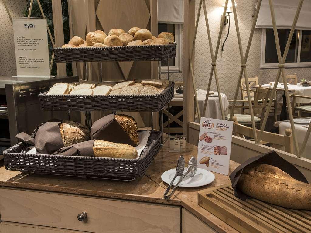 Flyon Hotel & Conference Center Bolonia Restaurante foto Bread and pastry
