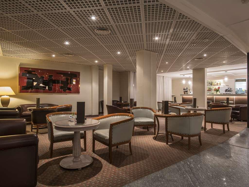 Flyon Hotel & Conference Center Bolonia Restaurante foto Interior of the hotel