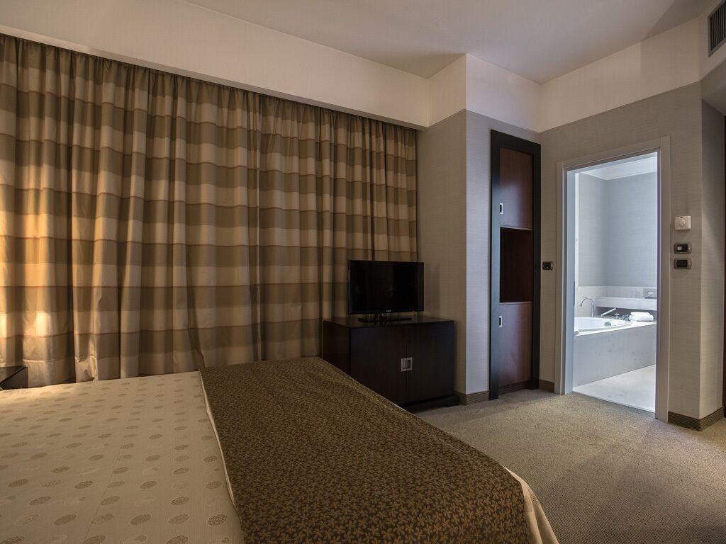 Flyon Hotel & Conference Center Bolonia Exterior foto Room at the hotel