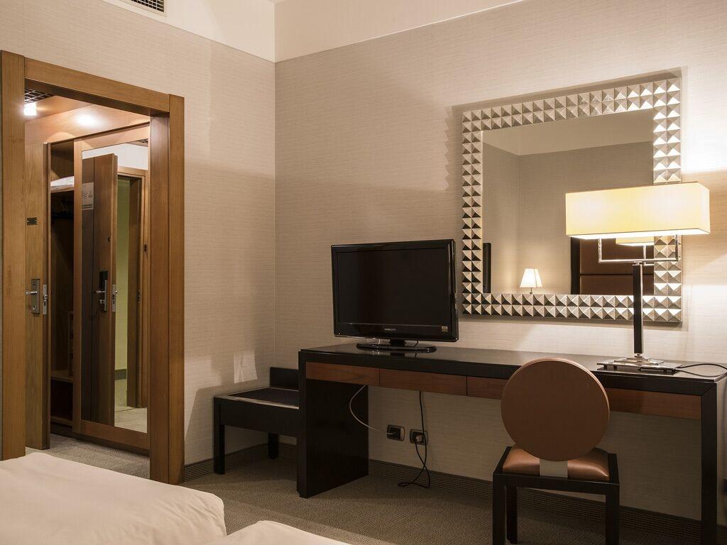 Flyon Hotel & Conference Center Bolonia Exterior foto Room interior