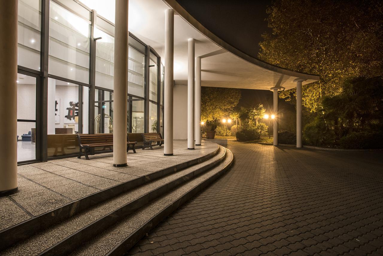 Flyon Hotel & Conference Center Bolonia Exterior foto The entrance of the park