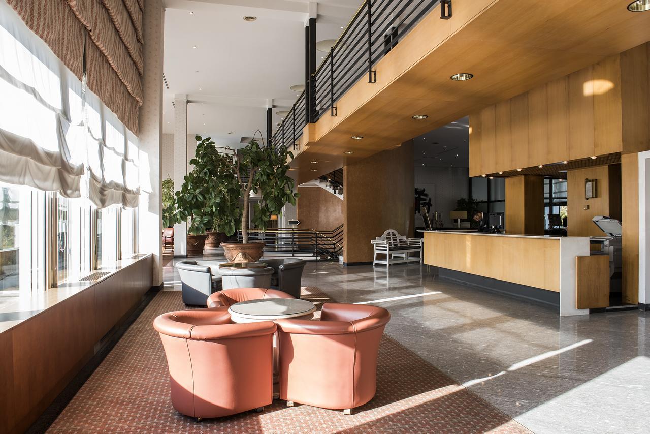 Flyon Hotel & Conference Center Bolonia Exterior foto Reception
