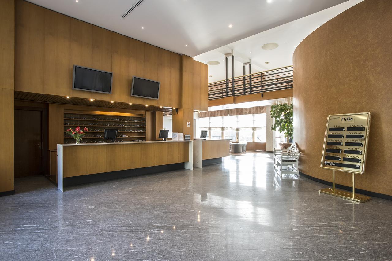 Flyon Hotel & Conference Center Bolonia Exterior foto Reception
