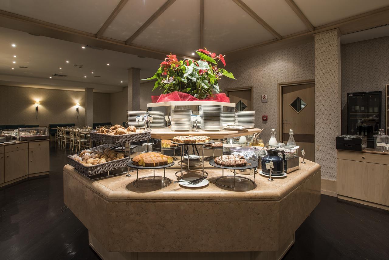 Flyon Hotel & Conference Center Bolonia Exterior foto Breakfast buffet