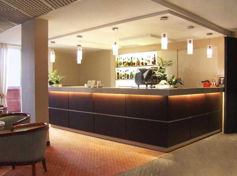 Flyon Hotel & Conference Center Bolonia Exterior foto A reception desk in a hotel