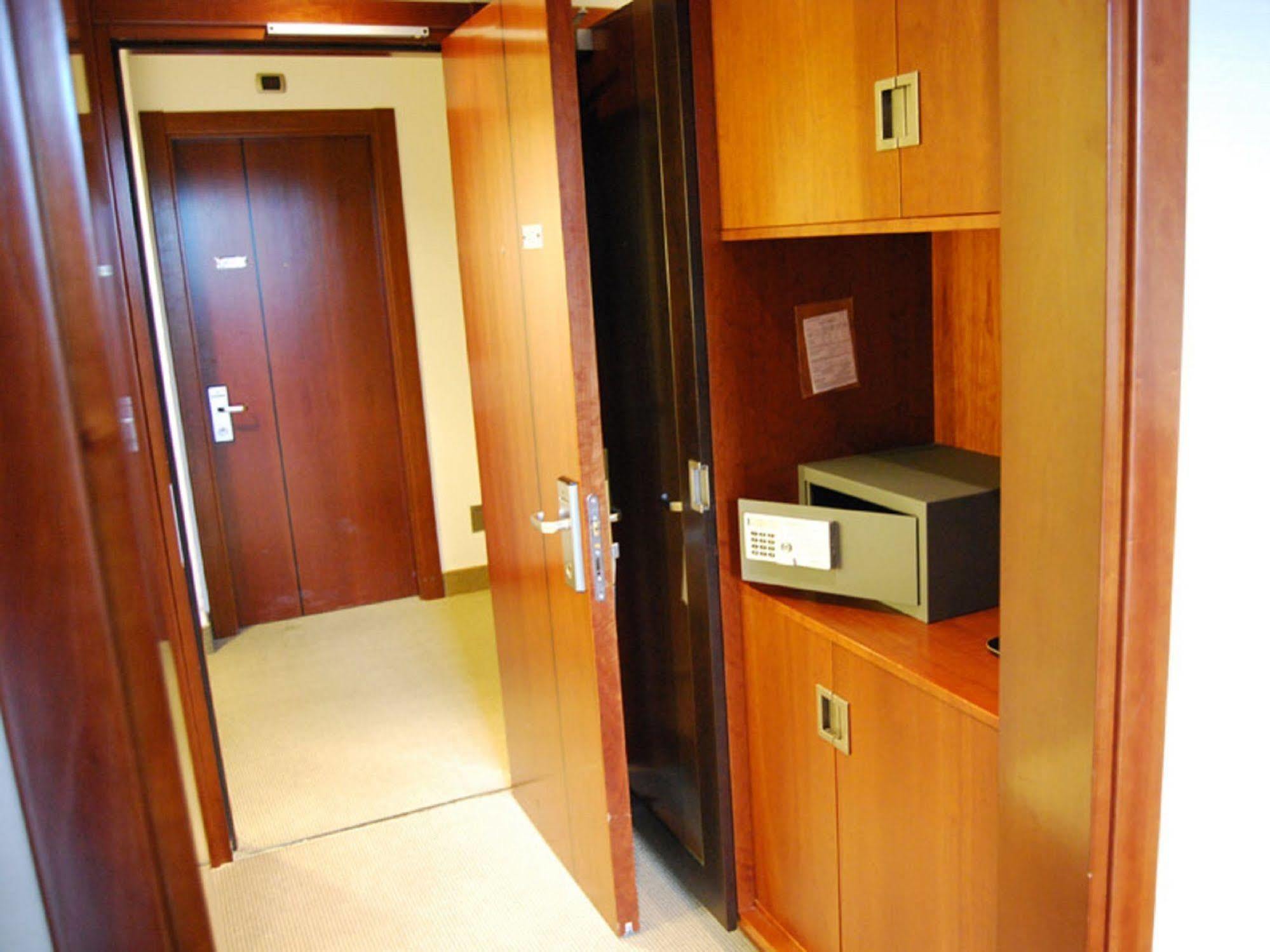 Flyon Hotel & Conference Center Bolonia Exterior foto A safe in a hotel room