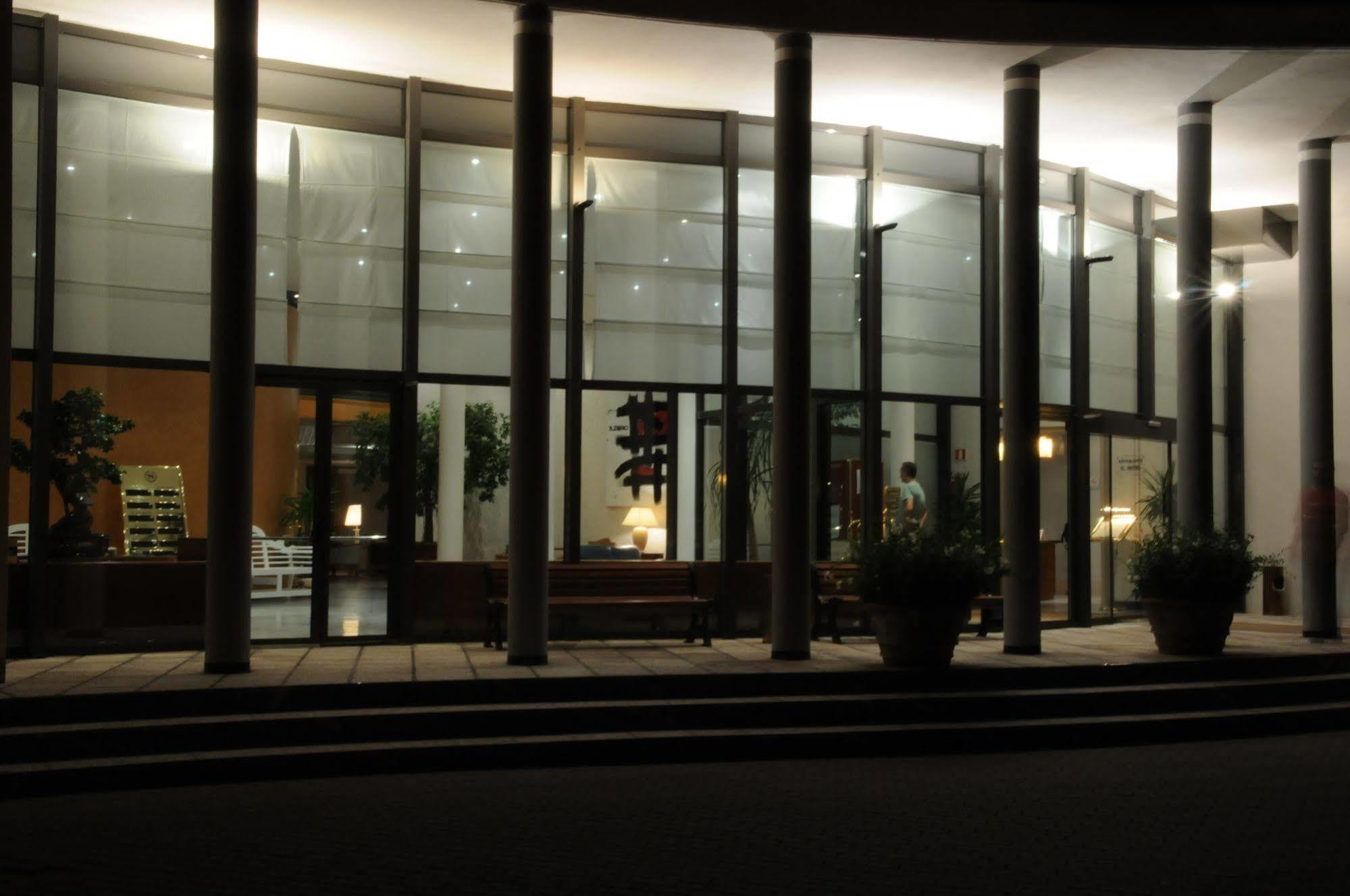 Flyon Hotel & Conference Center Bolonia Exterior foto The building at night