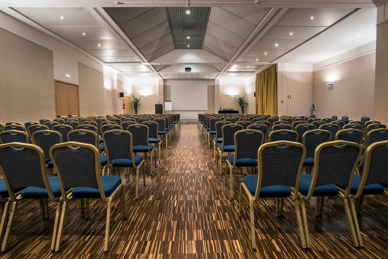 Flyon Hotel & Conference Center Bolonia Exterior foto The conference hall